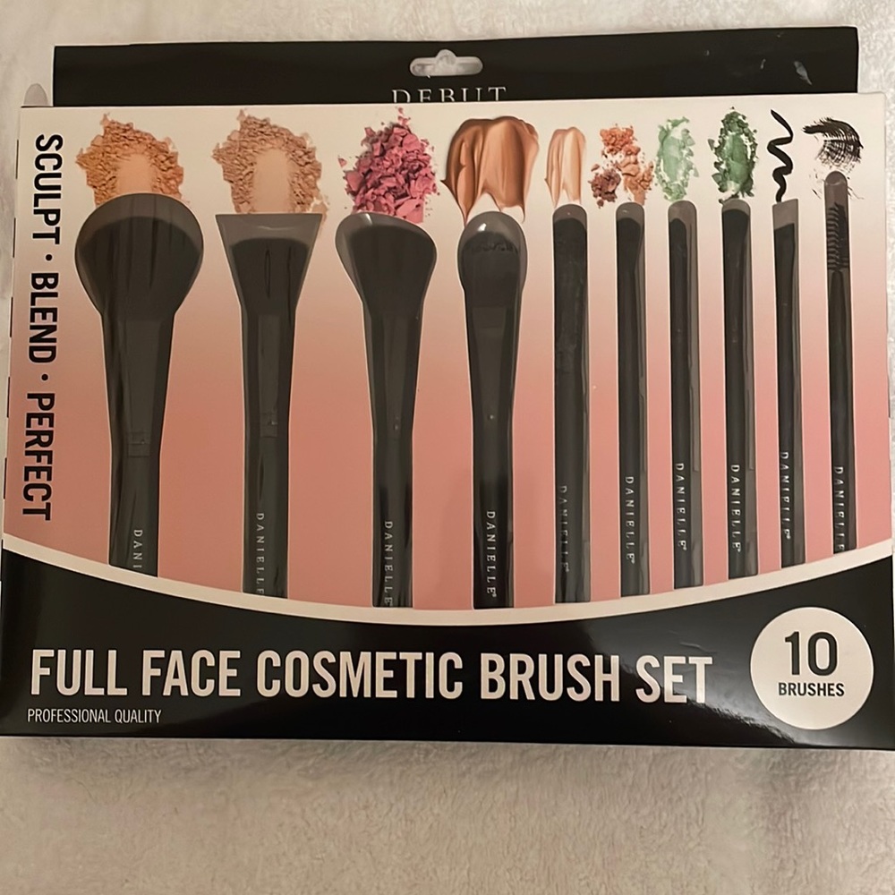 New in package. Debut full face cosmetic brush set. 10 brushes.